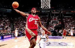 LeBron James a 35 ans : les images de son premier match NBA
