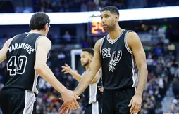 Boban Marjanovic salue Tim Duncan