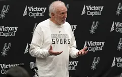 Une intervention de Gregg Popovich avant le départ des Spurs pour New York