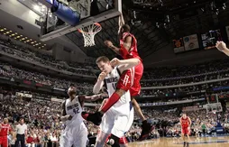 Le 25 avril 2005, Tracy McGrady grimpe sur Shawn Bradley