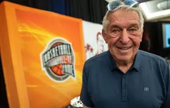À Phoenix, une statue de Jerry Colangelo attend d’être installée