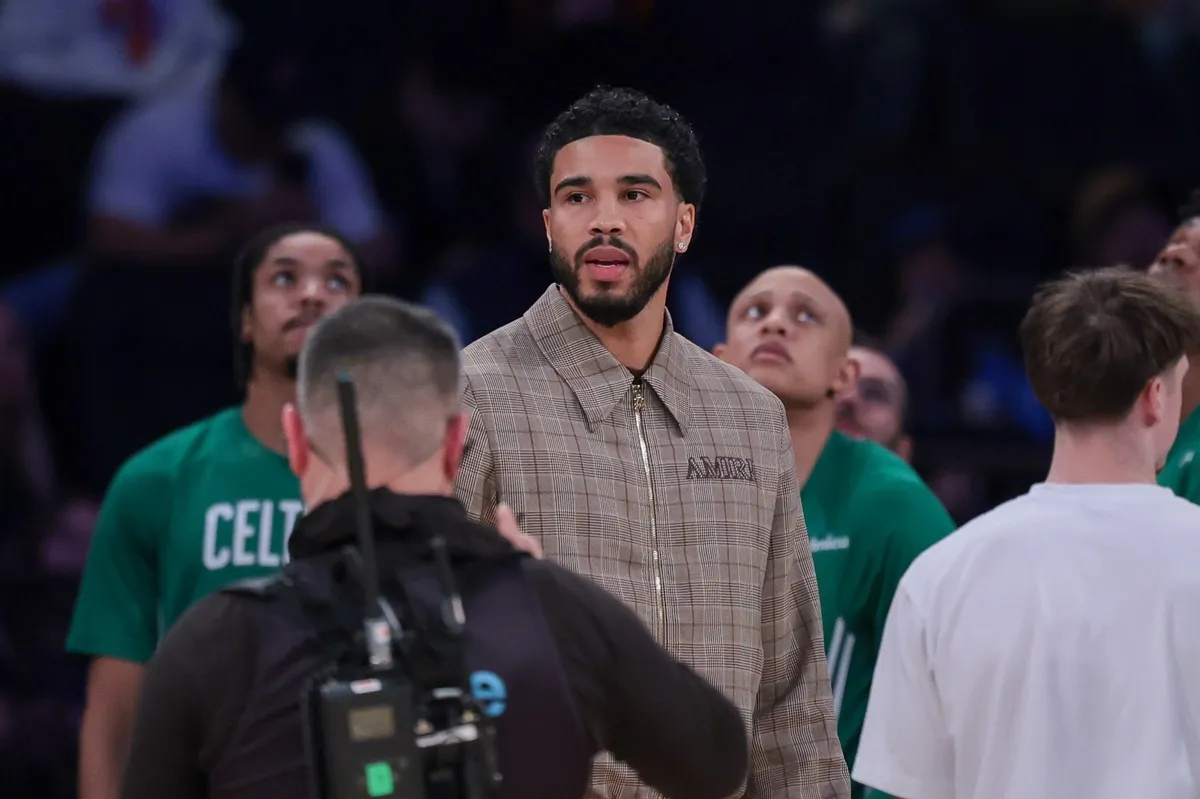 Jayson Tatum en civil sur le banc des Celtics