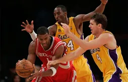 Le 30 mars 2007, Yao Ming arbitre le duel Kobe Bryant – Tracy McGrady