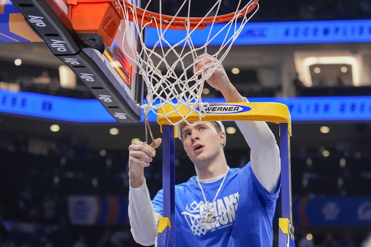 Cooper Flagg après le sacre de Duke lors du tournoi ACC