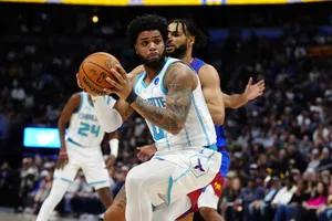Les Nuggets giflés à domicile par les Hornets !