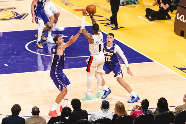 Damian Lillard refroidit les Lakers au bout du suspense