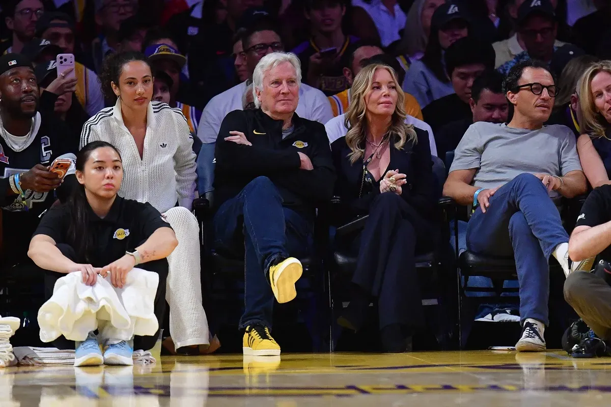 La guerre chez les Buss attriste d'anciennes gloires des Lakers