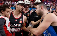 MVP des Finals mais battu, Matthew Dellavedova donne son trophée à Will Hickey