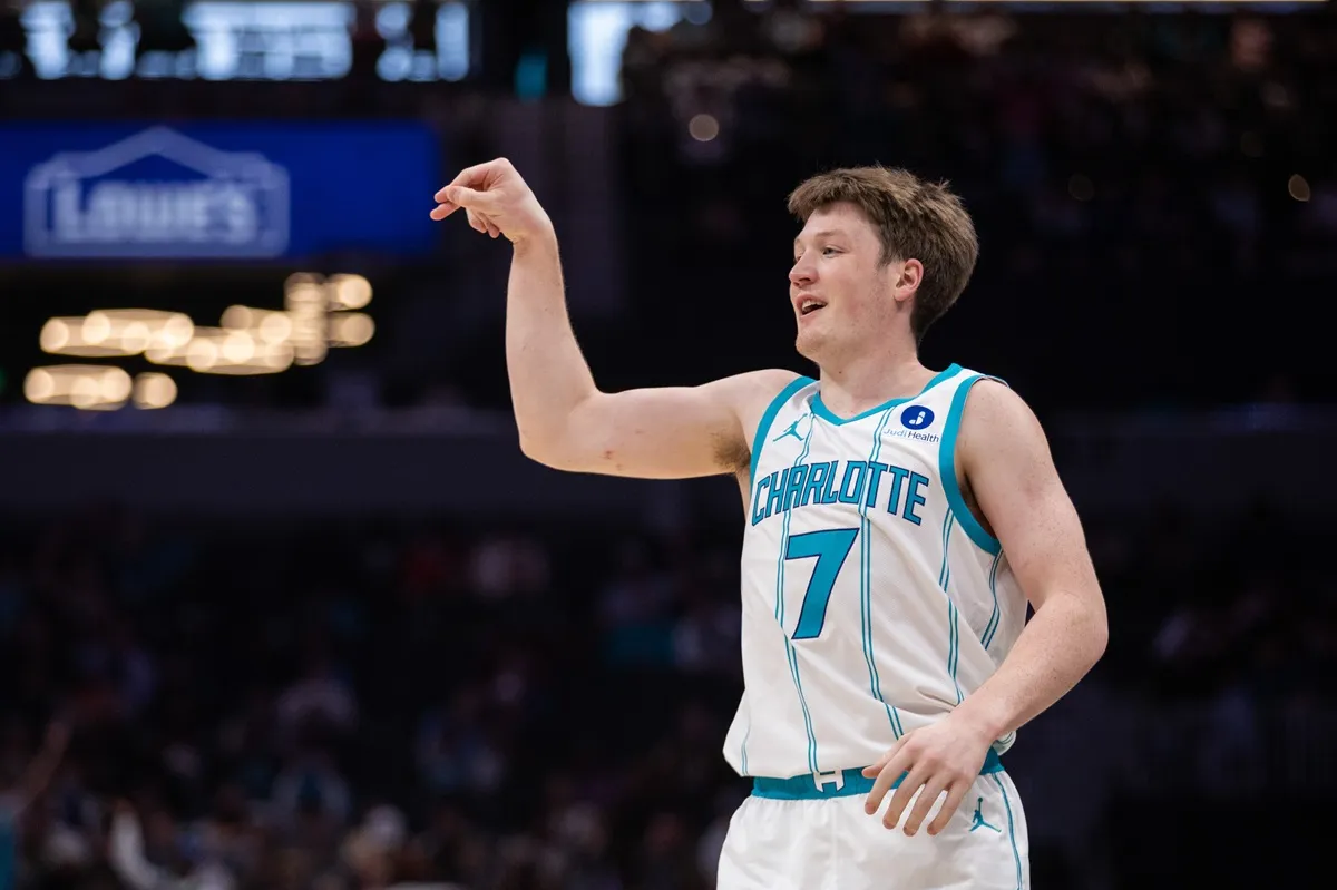 Kon Knueppel (Hornets) contre les Blazers