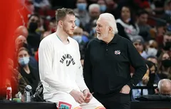 Aux côtés de Tim Duncan et Gregg Popovich, Jakob Poeltl ne regrette pas son passage à San Antonio