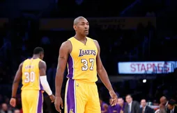 Même s’il ne joue pas, Metta World Peace se donne à fond pour les Lakers