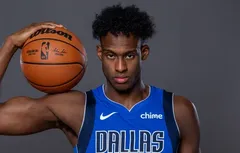 Olivier-Maxence Prosper étudie le jeu de Mikal Bridges et Pascal Siakam