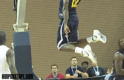 Terrico White a la tête au niveau du cercle