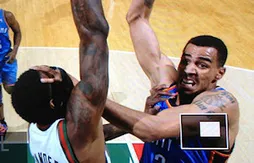 Larry Sanders goûte la main de Thabo Sefolosha