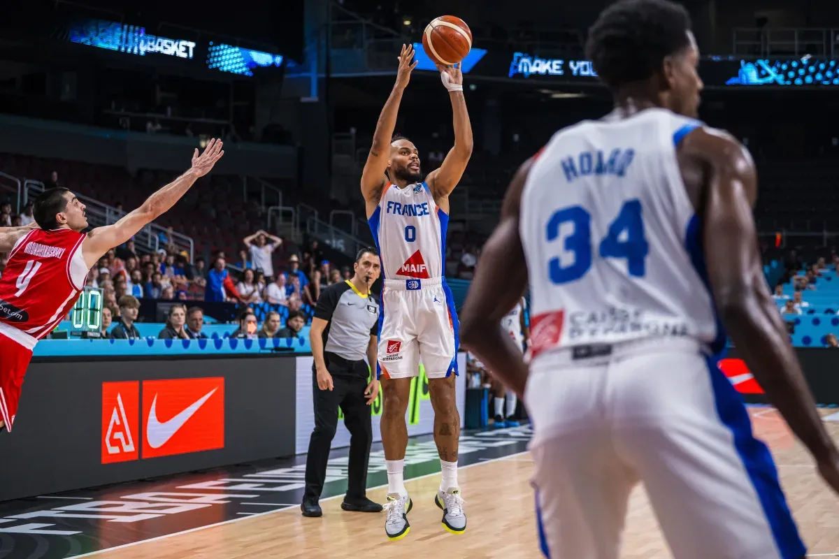 Elie Okobo lors de France - Pologne de l'Euro 2025 (crédit photo : FIBA)