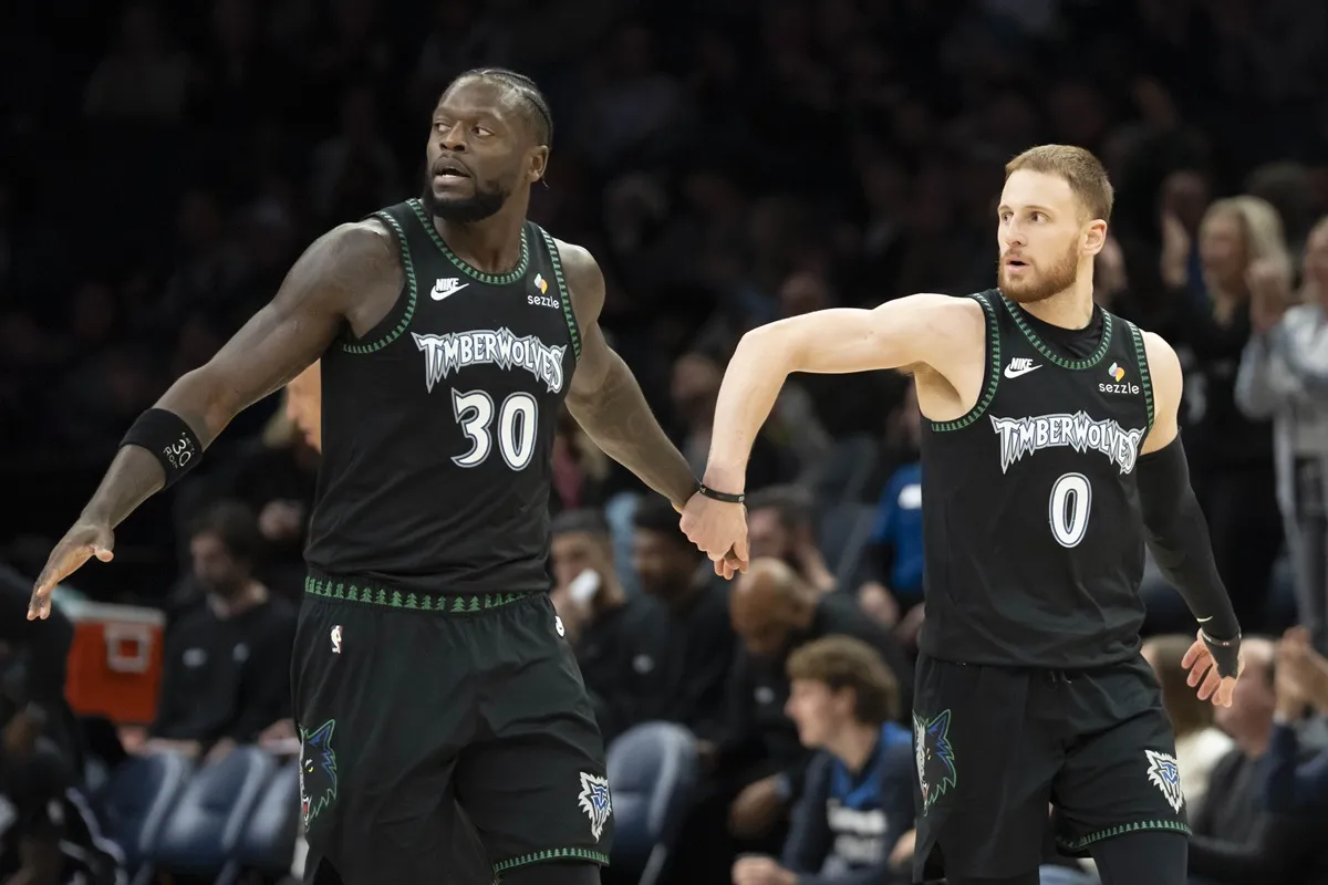 Julius Randle et Donte DiVincenzo (Wolves) contre les Kings