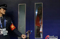 Expulsé, Stephon Marbury finit dans une “cage”