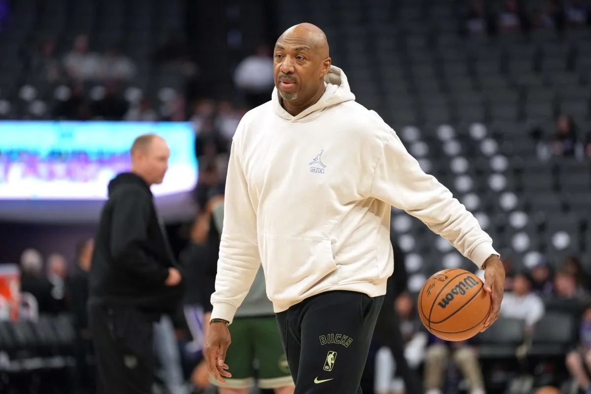 Vin Baker suit Giannis Antetokounmpo à Miami