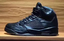 Une Air Jordan V drapée de noir pour cet été