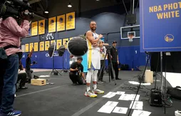 Les rookies des Warriors se bousculent pour une photo avec Stephen Curry