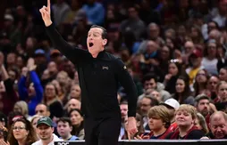 Kenny Atkinson motive les Cavaliers en balançant une bouteille d’eau sur une télévision…