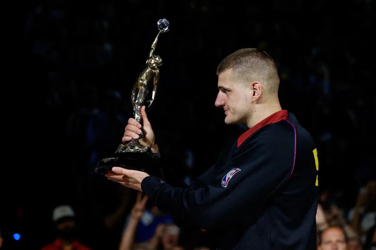 Nikola Jokic reçoit son trophée de MVP