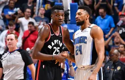 Le Canadien Khem Birch vers les Raptors