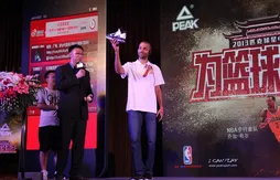 Peak : Tony Parker présente son nouveau modèle pour la saison prochaine