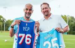 Un maillot de football de plus pour Pep Guardiola
