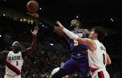 Deandre Ayton pose enfin des écrans… et des problèmes aux adversaires