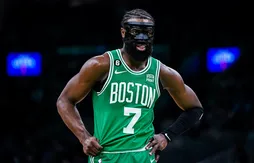“Clac fait le verre en tombant sur le lino”, et Jaylen Brown “se coupe la main en ramassant les morceaux…”