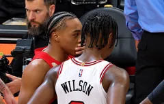 Scottie Barnes réconforte Caleb Wilson après ses débuts cauchemardesques
