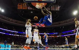 Joel Embiid et Ben Simmons s’arrachent pour répondre à Devin Booker