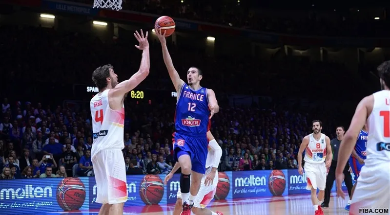 Comme la semaine passée, Nando De Colo a régalé les foules. Toujours aussi concentré sur son basket, le Nordiste a brillé face à Bamberg. Avec une passe aveugle entre les jambes (qu'il nous avait déjà lâchée la saison passée, toujours pour Kyle Hines), De Colo a assuré le spectacle tout en établissant son record de caviars (11)... mais là où il est encore meilleur, c'est encore pour assurer la marque.