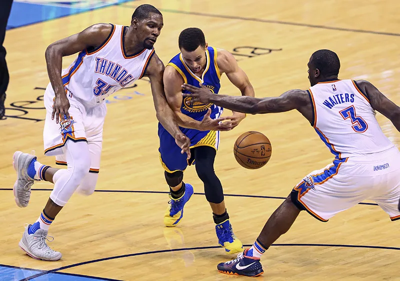Derrière 33 points de Kevin Durant et un quasi triple double de Russell Westbrook (30 points, 12 passes et 8 rebonds), le Thunder gifle Golden State après avoir compté jusqu'à 41 points d'avance...