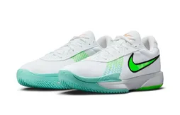 La Nike GT Cut Academy sort en “White Green Strike”