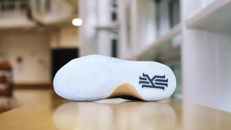 Kyrie_Navy_Gold_DSC_4261_hd_1600