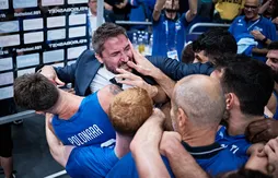 Les joueurs italiens ont fêté le victoire face à la Serbie… avec la carte de crédit de Gianmarco Pozzecco