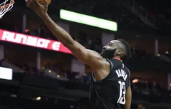 James Harden martyrise les Cavaliers avec un triple double historique