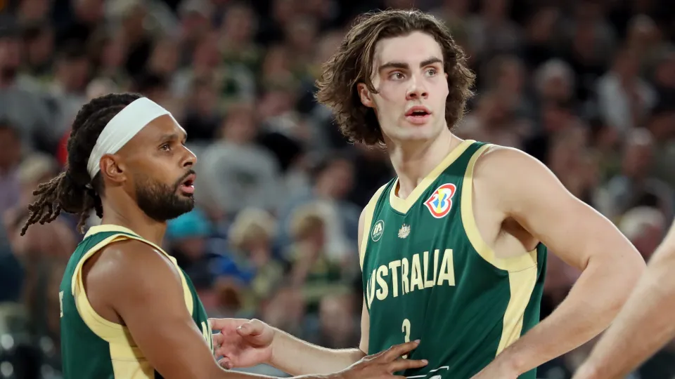 Patty Mills et Josh Giddey avec l'Australie
