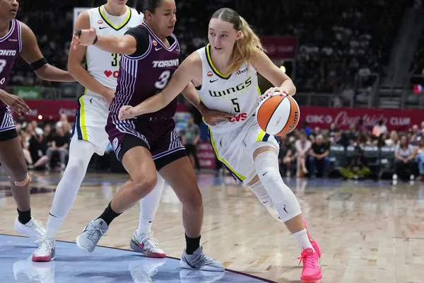 Paige Bueckers et Azzi Fudd trop vives pour le Tempo