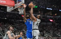 Marvin Bagley III se montre pour sa première avec les Mavs