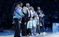 Pour Dell Curry, un retrait de maillot en famille et dans l’émotion