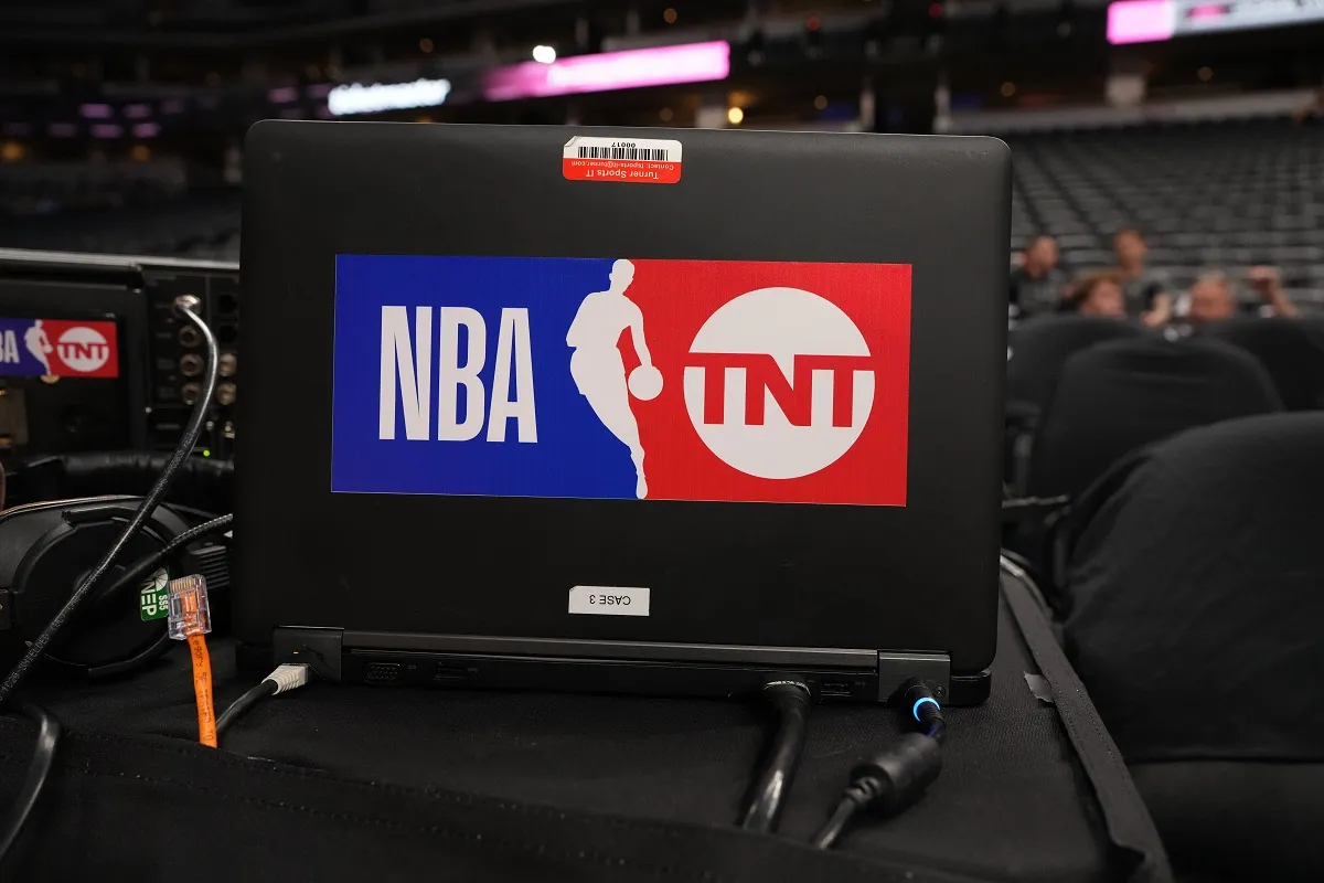 Du matériel de la chaîne TNT en marge du match Nuggets - Thunder