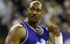 Le 7 avril 1998, le papy Karl Malone fait de la résistance avec 56 points contre Golden State