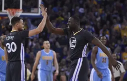 Draymond Green et Stephen Curry affrontent les difficultés avec une bouteille de vin