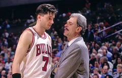 Le 13 mai 1994, le boudeur Scottie Pippen regarde Toni Kukoc faire gagner les Bulls au buzzer…