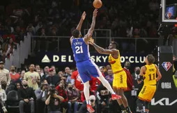 Joel Embiid braque les Hawks