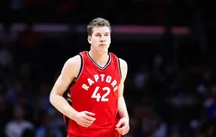 Malgré l’évolution en NBA, Jakob Poeltl va continuer de jouer près du cercle