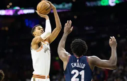 Victor Wembanyama attend Joel Embiid de pied ferme